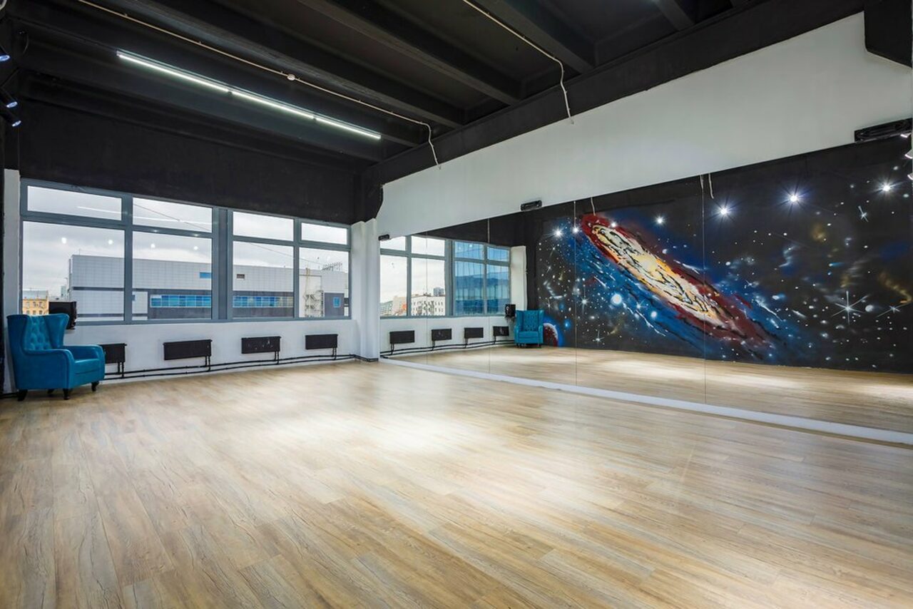 Арендовать Gold&Dance Арт-лофт с космическими рисунками