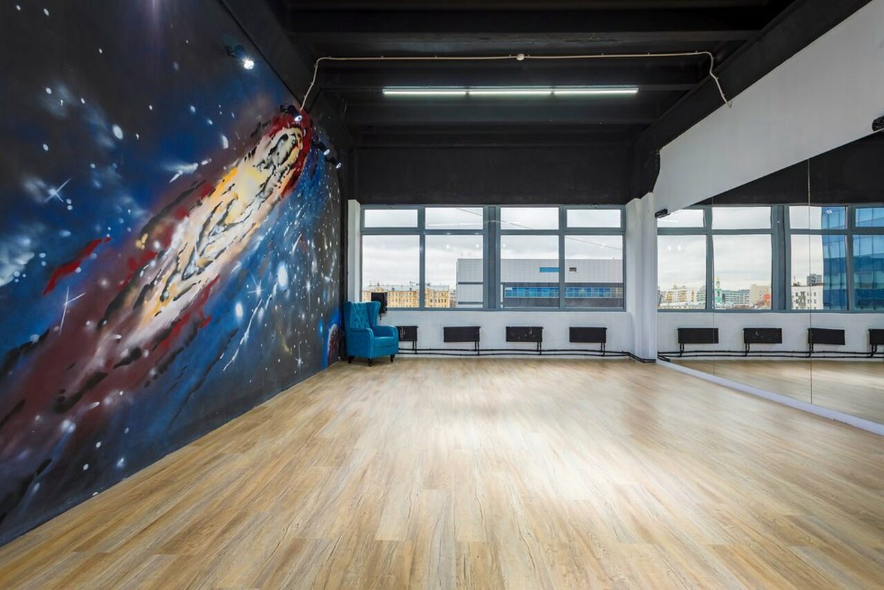 Арендовать Gold&Dance Арт-лофт с космическими рисунками