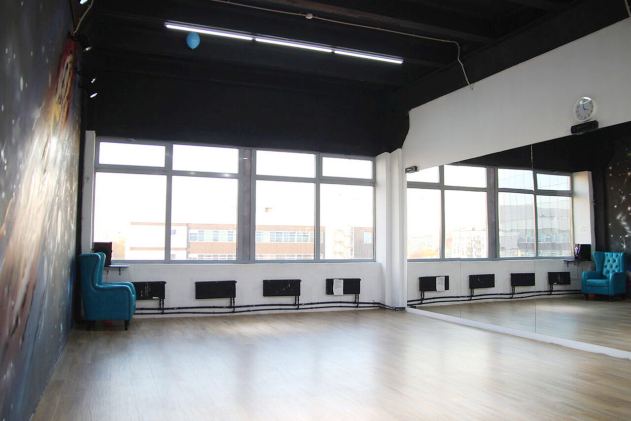 Арендовать Gold&Dance Арт-лофт с космическими рисунками