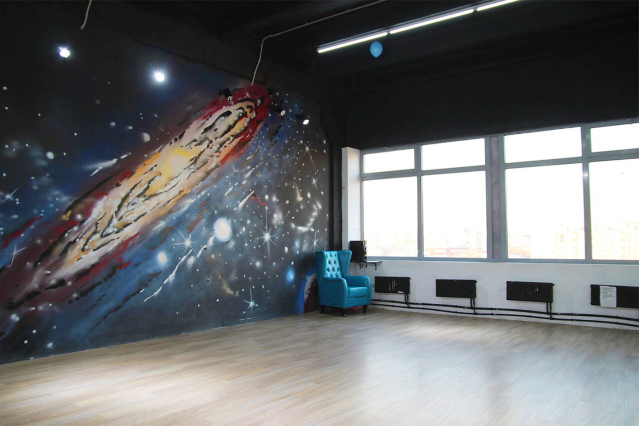 Арендовать Gold&Dance Арт-лофт с космическими рисунками