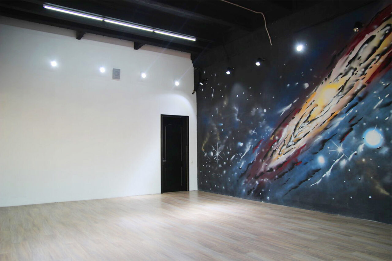 Арендовать Gold&Dance Арт-лофт с космическими рисунками
