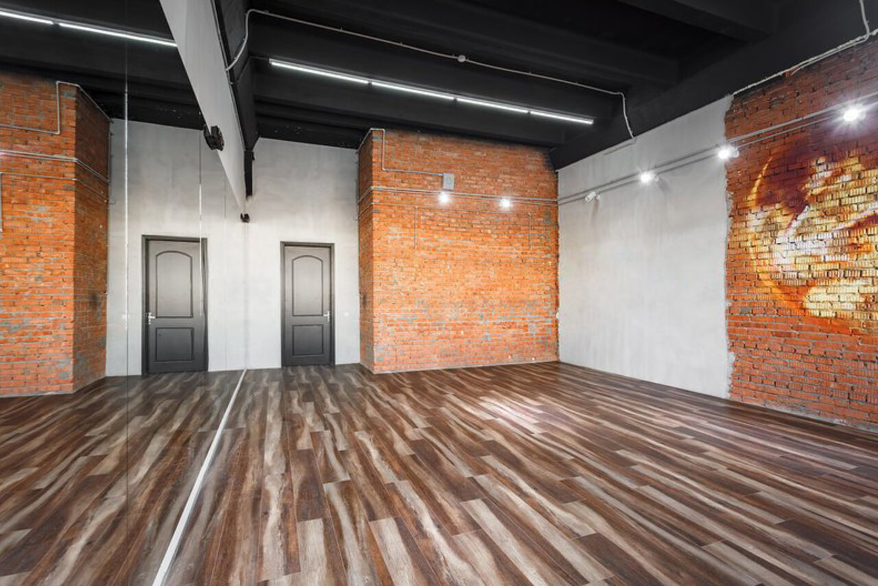 Арендовать Gold&Dance Зал в стиле лофт с панорамным окном
