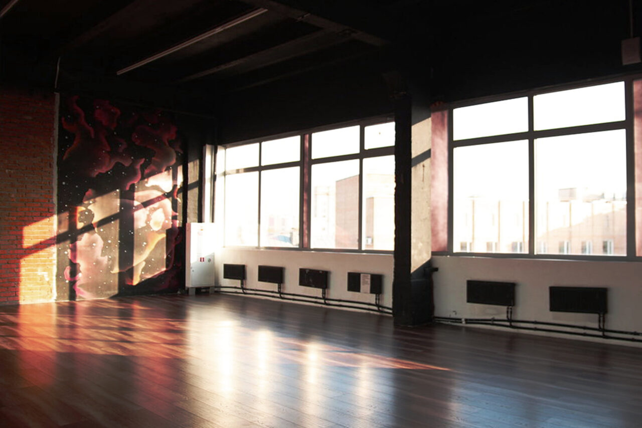 Арендовать Gold&Dance Зал в стиле лофт с зеркальной стеной