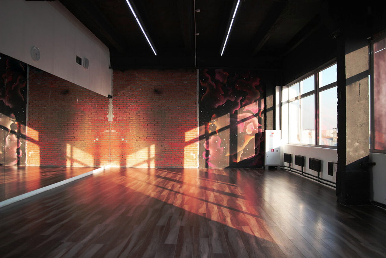 Арендовать Gold&Dance Зал в стиле лофт с зеркальной стеной