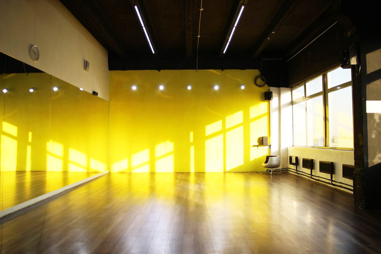 Арендовать Gold&Dance Зал-лофт с яркой стеной
