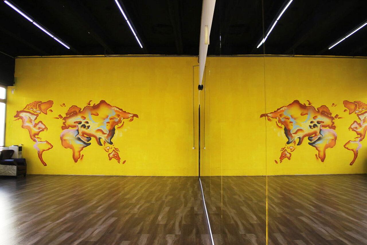 Арендовать Gold&Dance Зал-лофт с яркой стеной
