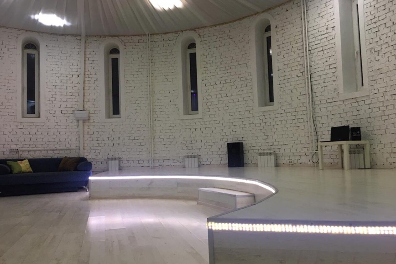 Арендовать Белый кирпичный лофт