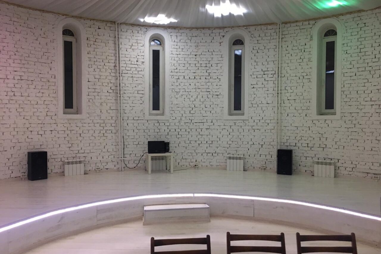 Арендовать Белый кирпичный лофт