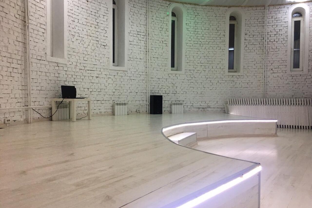 Арендовать Белый кирпичный лофт