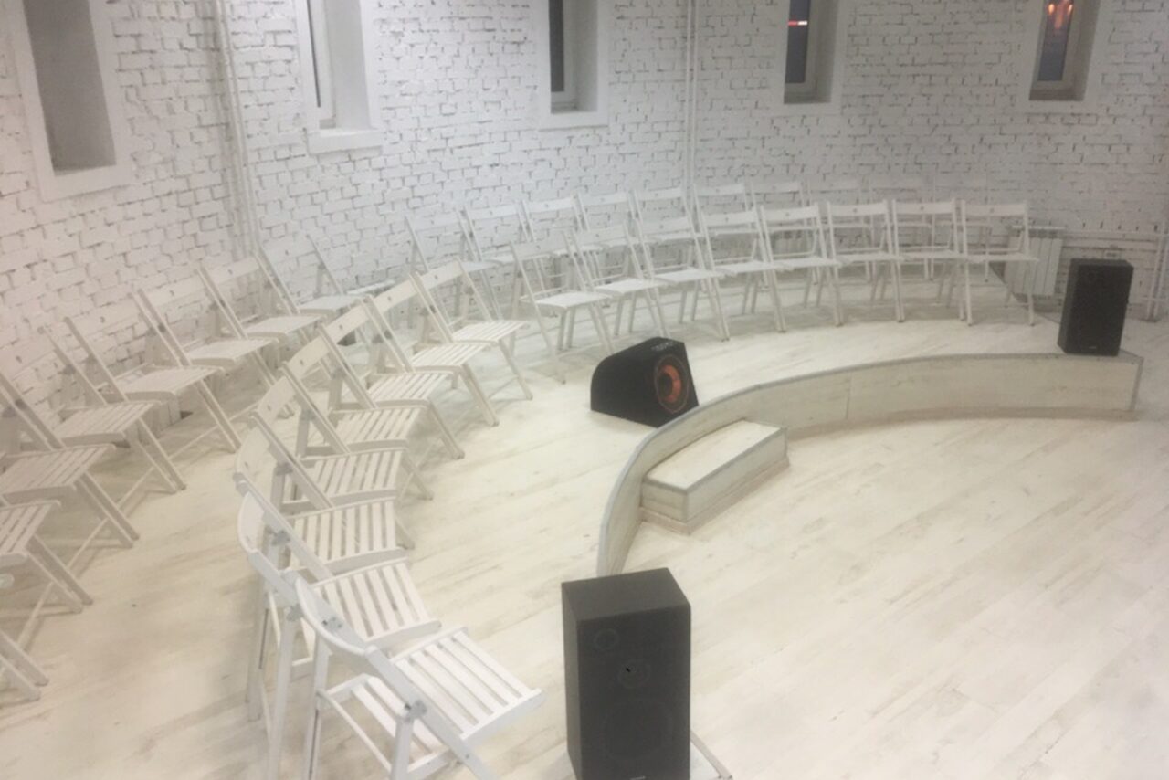 Арендовать Белый кирпичный лофт