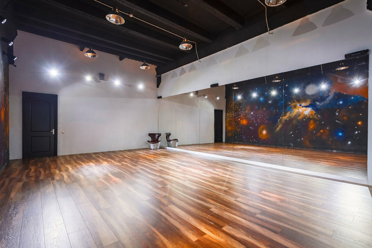 Арендовать Gold&Dance Арт-лофт с космическим рисунком