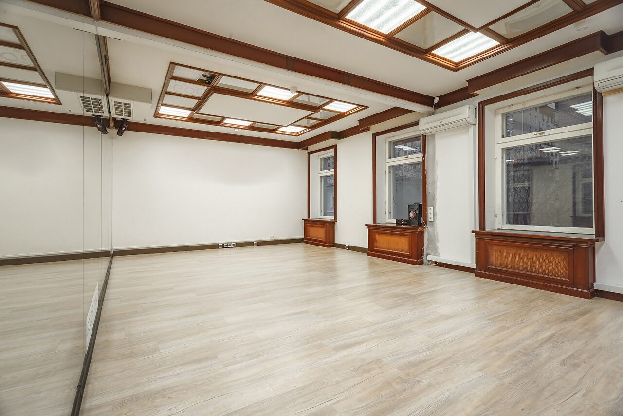 Арендовать Gold&Dance Зал с зеркалами во всю стену