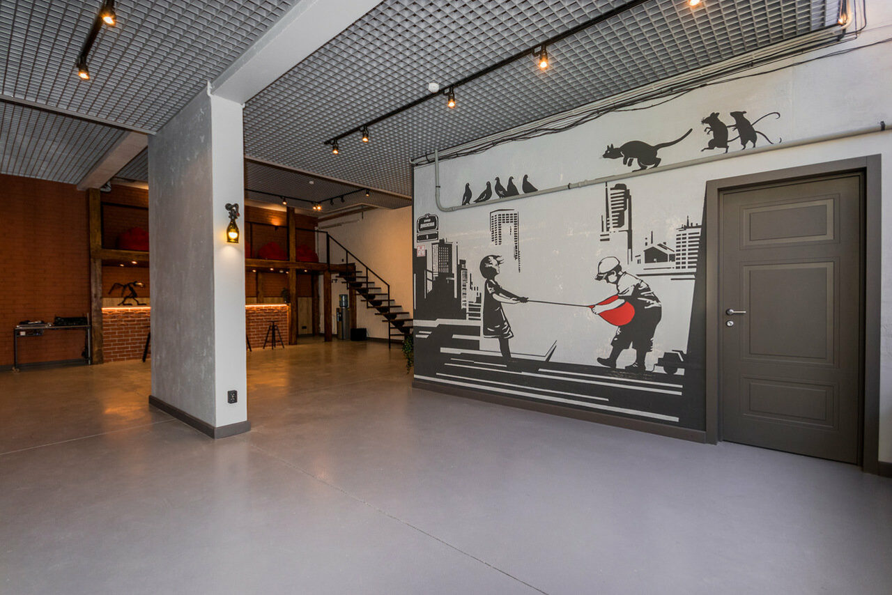 Арендовать Стильный двухуровневый лофт. Разрисованная стена. Лампы. Перегородка. Свободное пространство