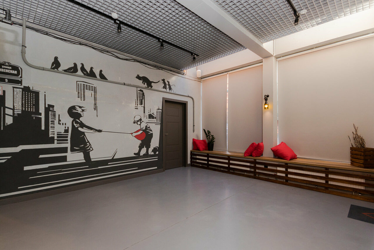 Арендовать Стильный двухуровневый лофт. Разрисованная стена. Подушки на длинной подставке