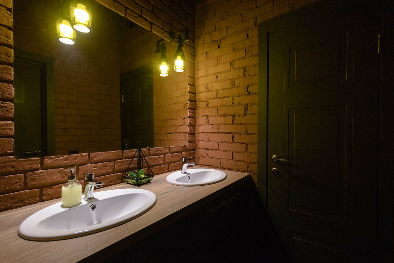 Арендовать Стильный двухуровневый лофт. Раковины в туалете. Большое зеркало 