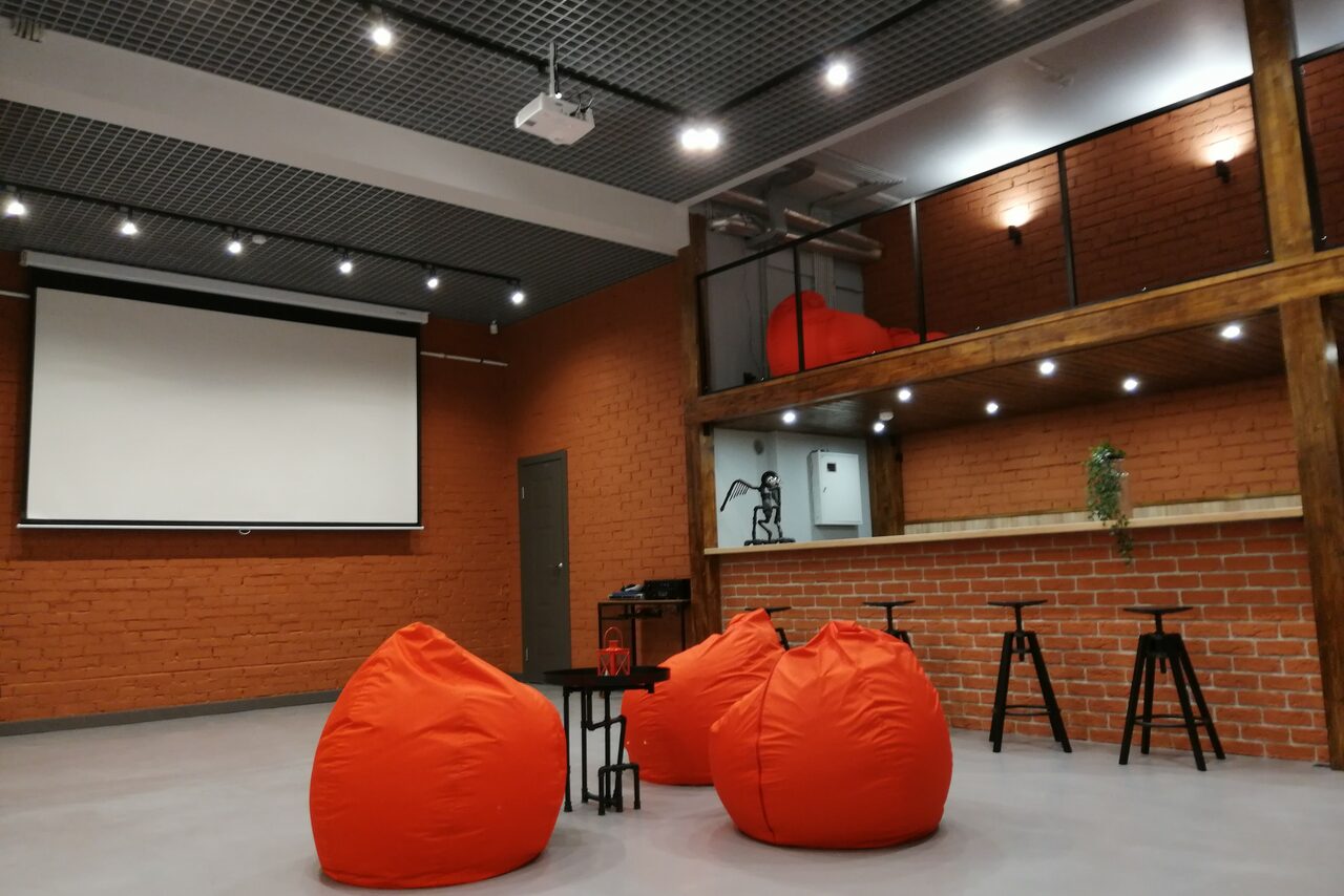 Арендовать Стильный двухуровневый лофт. Пуфы. Экран Небольшой столик. Проектор