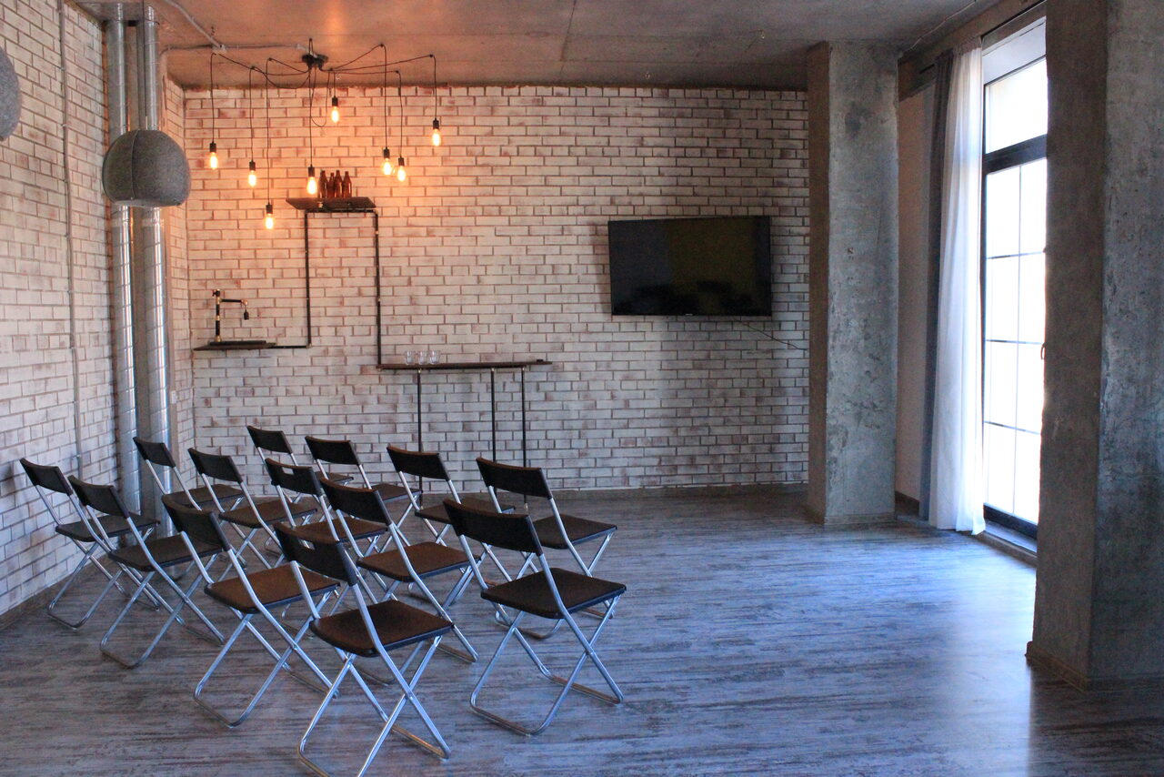 Арендовать Уютное лофт-пространство с гамаком