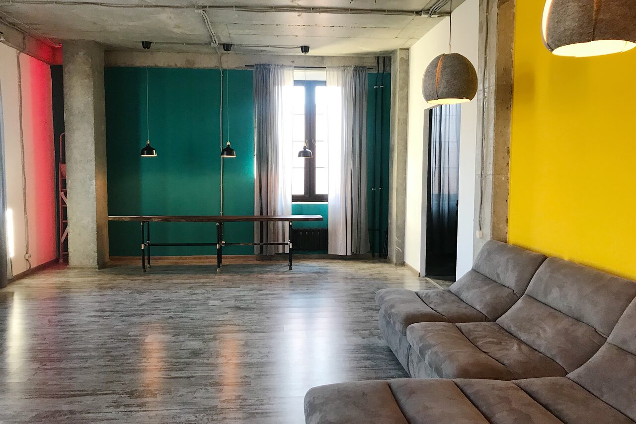 Арендовать Уютное лофт-пространство с гамаком