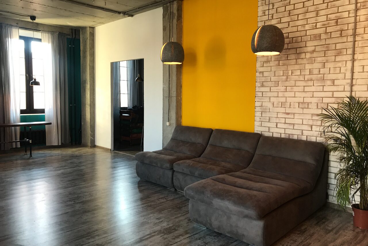 Арендовать Уютное лофт-пространство с гамаком