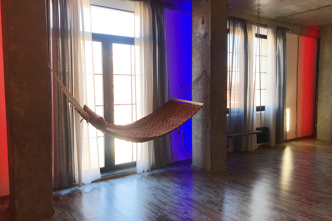 Арендовать Уютное лофт-пространство с гамаком