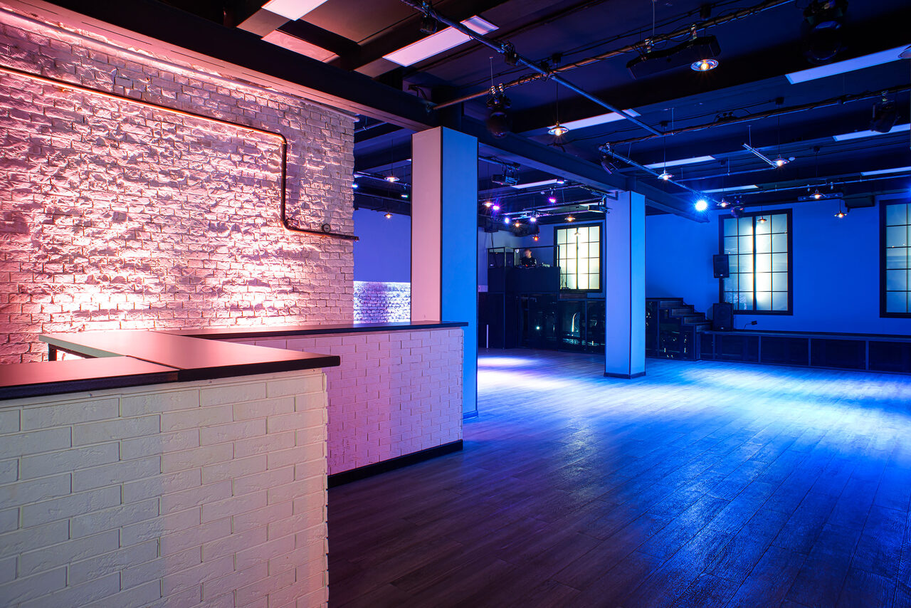 Арендовать Кирпичный лофт с колоннами