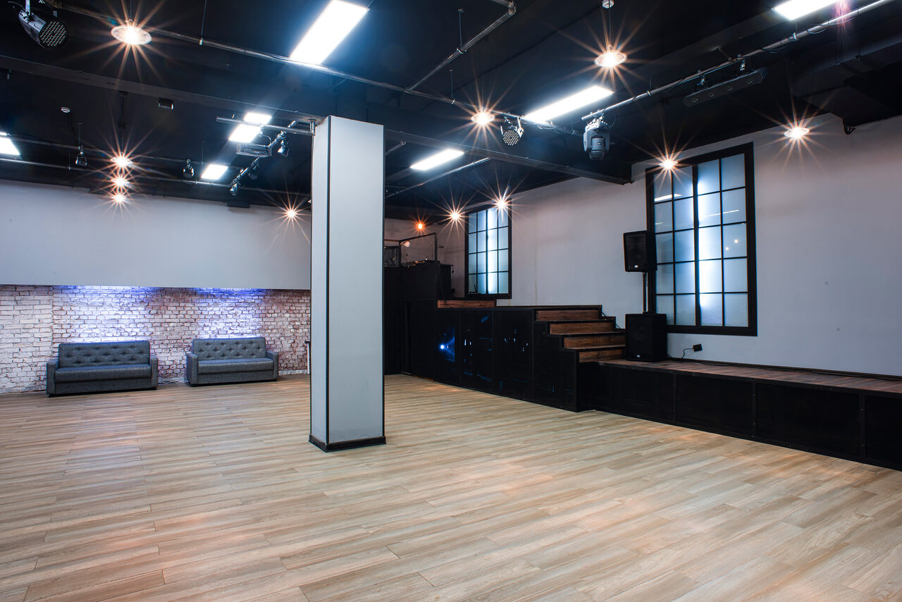 Арендовать Кирпичный лофт с колоннами