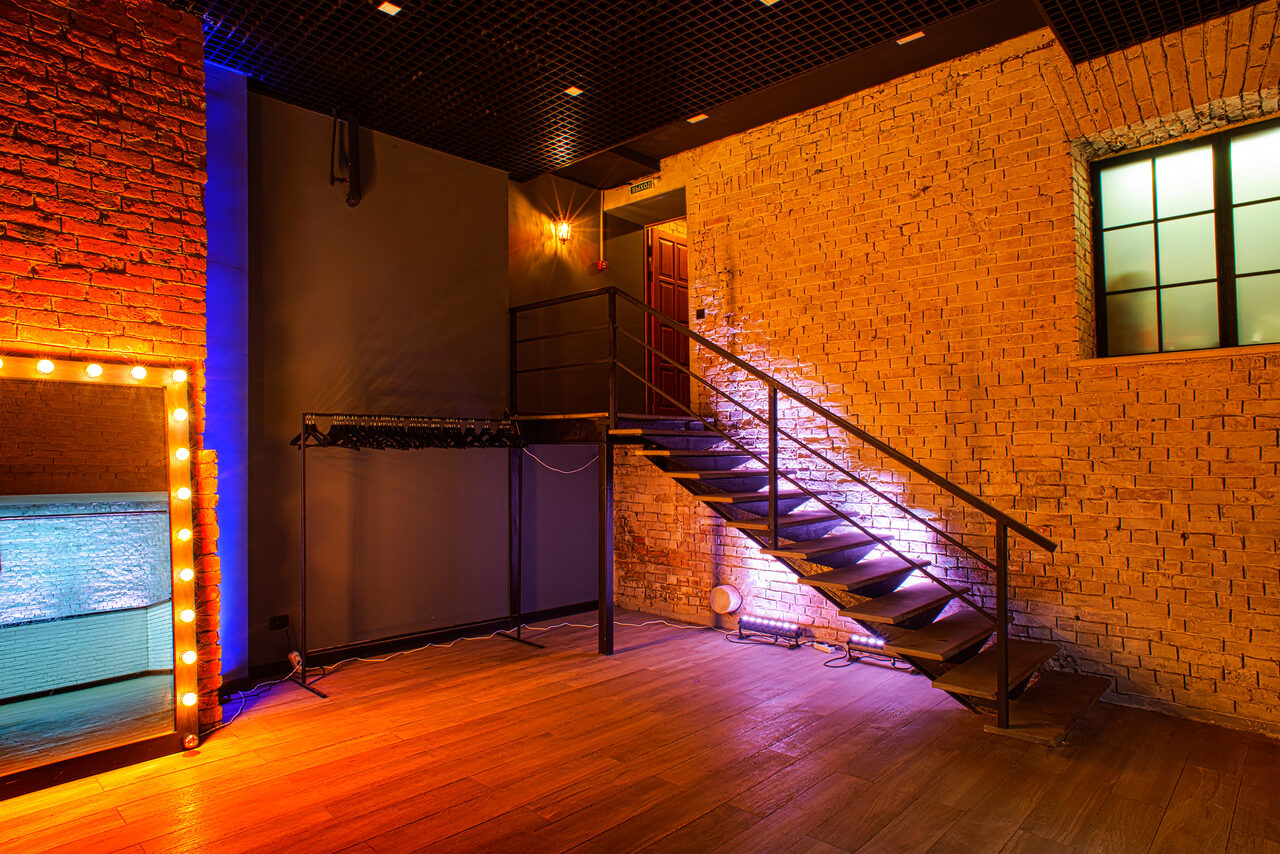 Арендовать Кирпичный лофт с колоннами