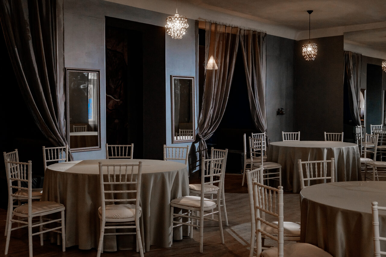 Арендовать Просторный зал с уютной welcome-зоной