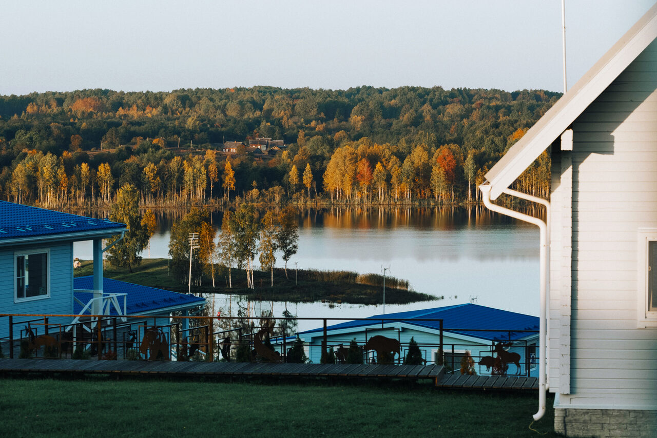 Арендовать Suburban area by the lake