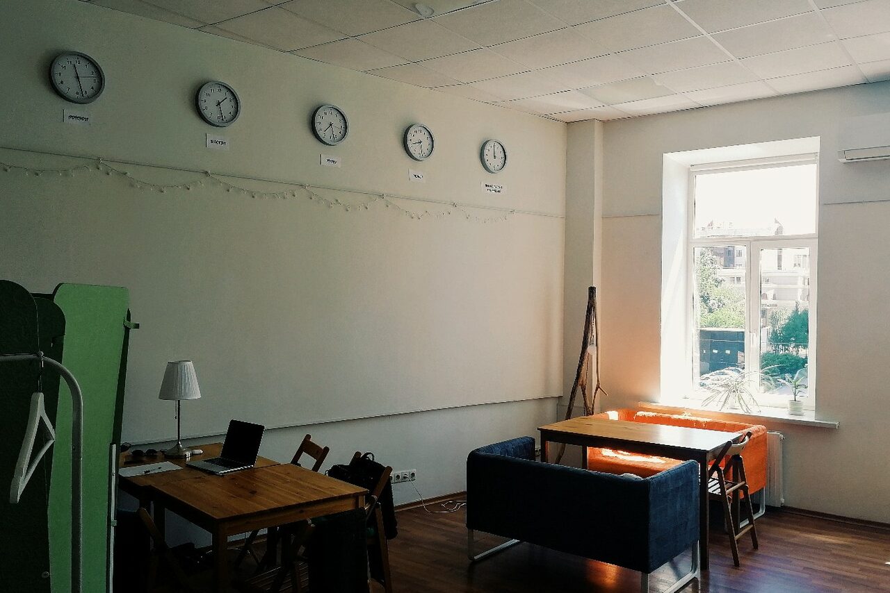 Арендовать Bright room with high ceilings