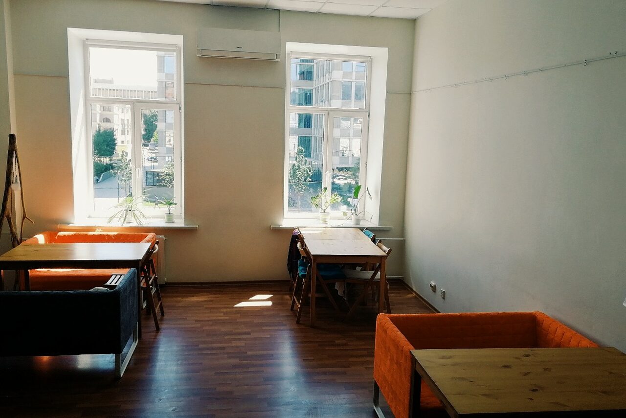 Арендовать Bright room with high ceilings