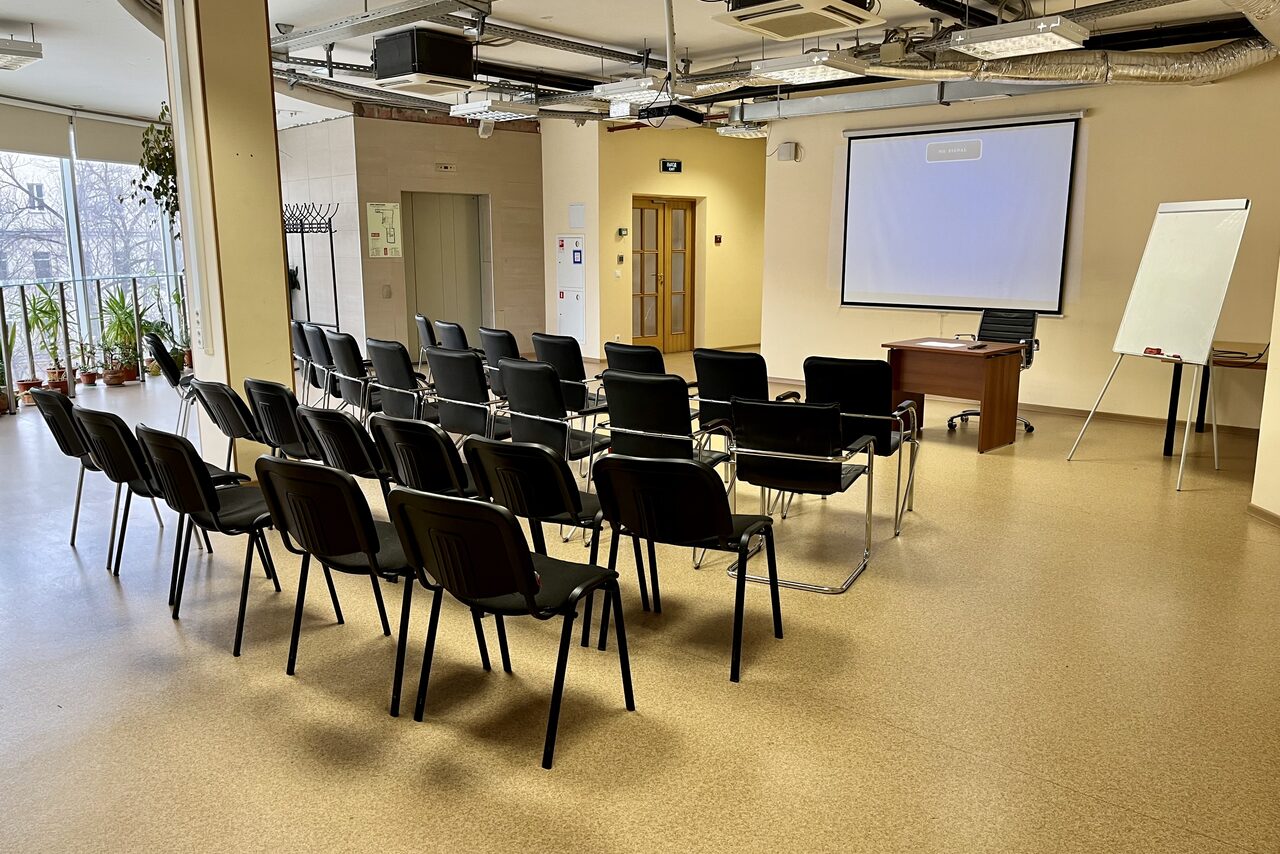 Арендовать Светлый зал с панорамными окнами 