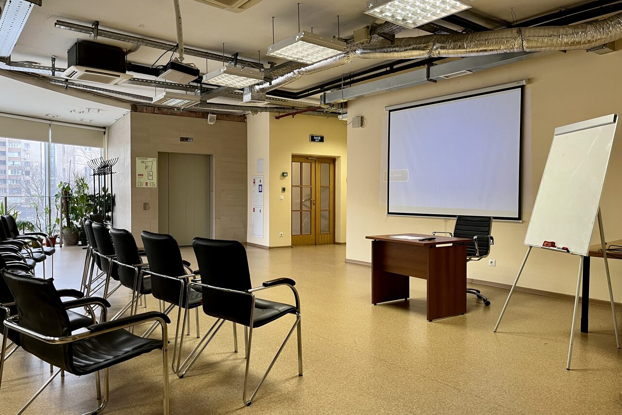 Арендовать Светлый зал с панорамными окнами 