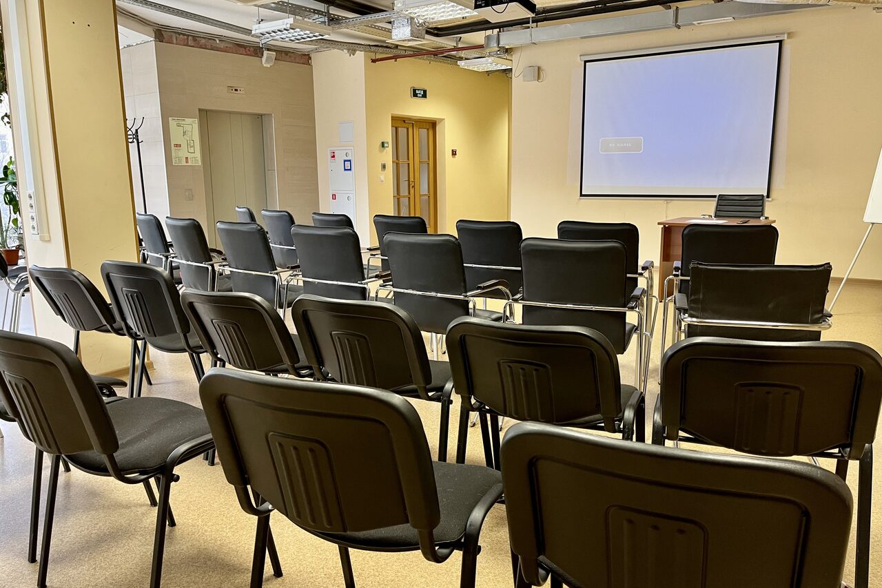 Арендовать Светлый зал с панорамными окнами 