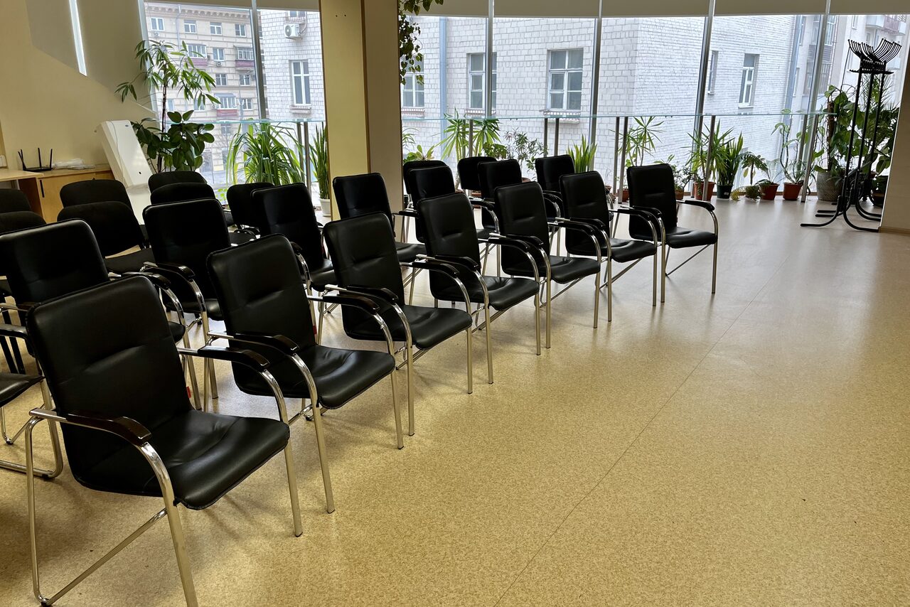 Арендовать Светлый зал с панорамными окнами 