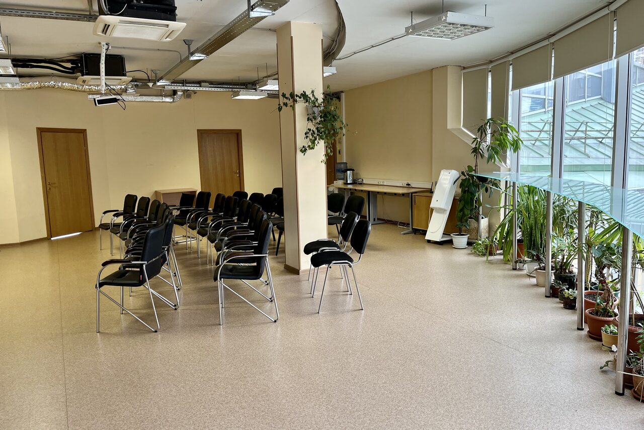 Арендовать Светлый зал с панорамными окнами 