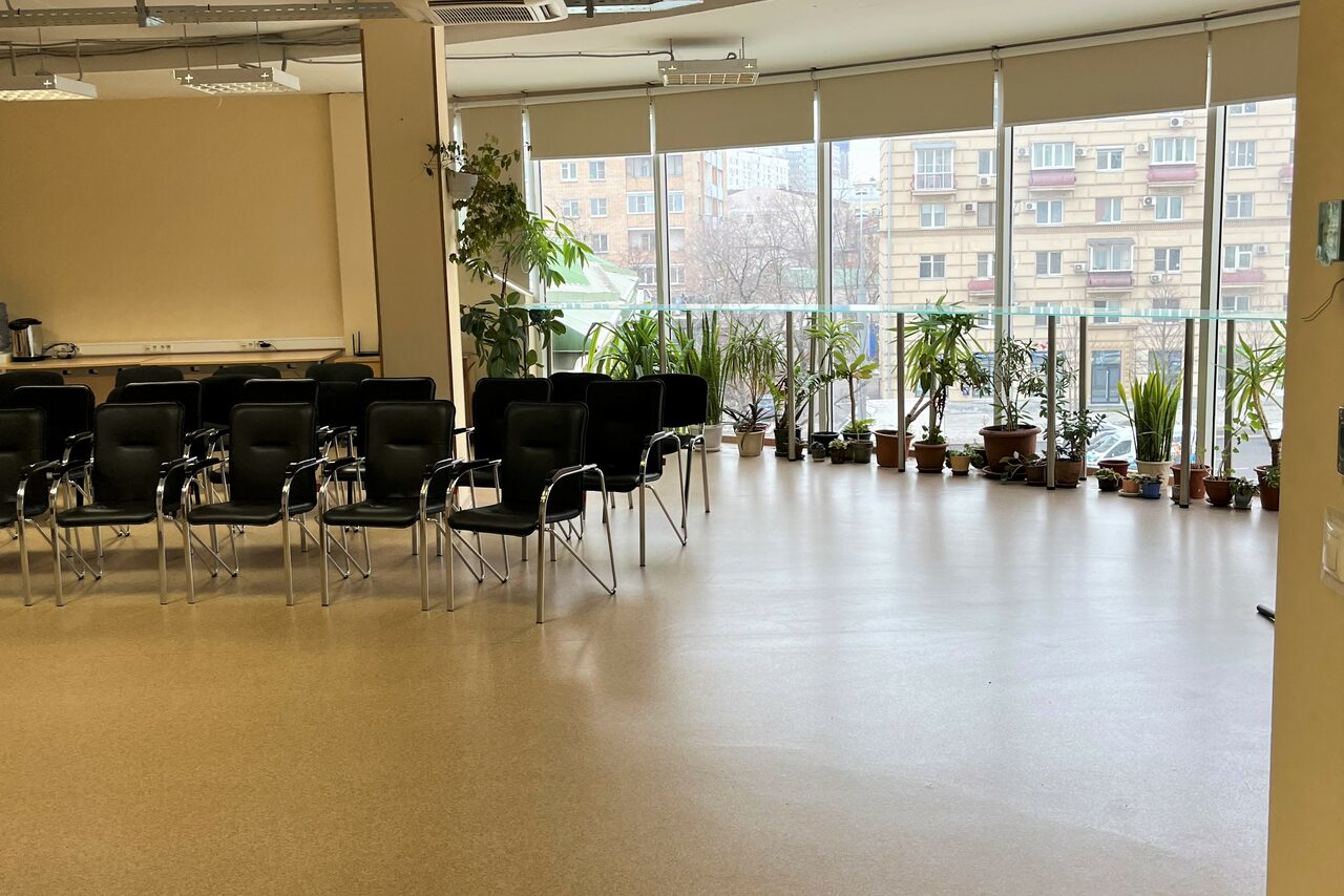 Арендовать Светлый зал с панорамными окнами 