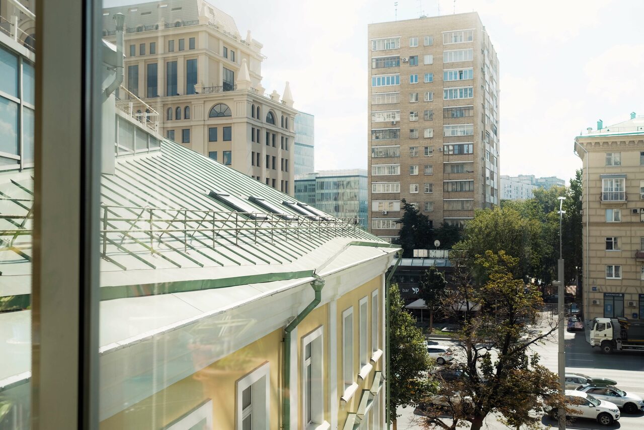 Арендовать Светлый зал с панорамными окнами 