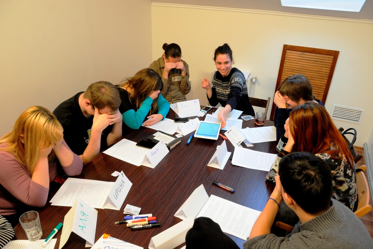 Арендовать Комната-коворкинг Белый лист под мансардной крышей