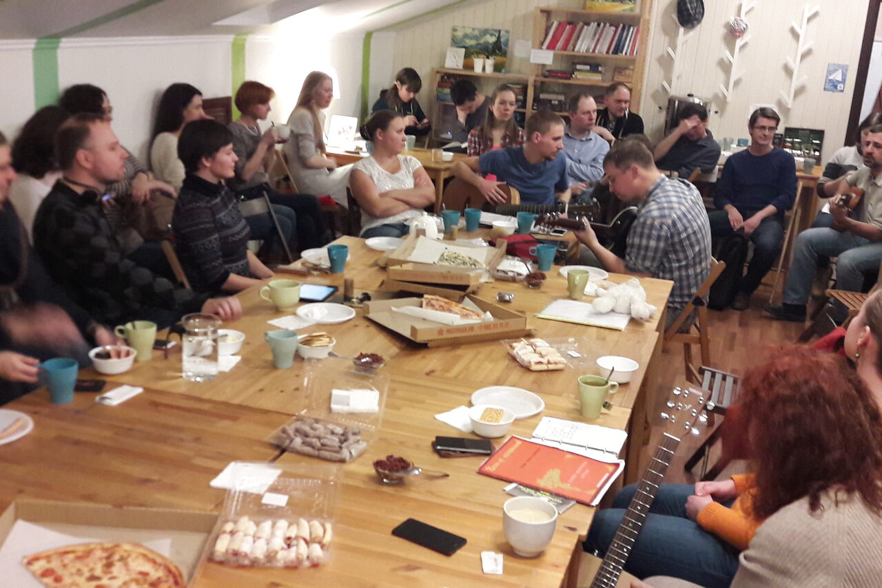 Арендовать Attic room with ottomans