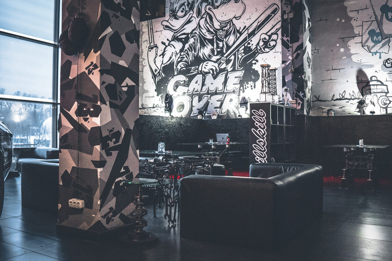 Арендовать Лофт с авторскими принтами и окнами в пол