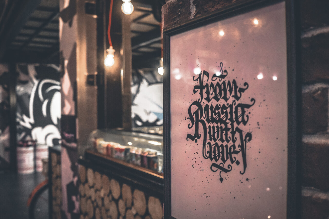 Арендовать Лофт с авторскими принтами и окнами в пол