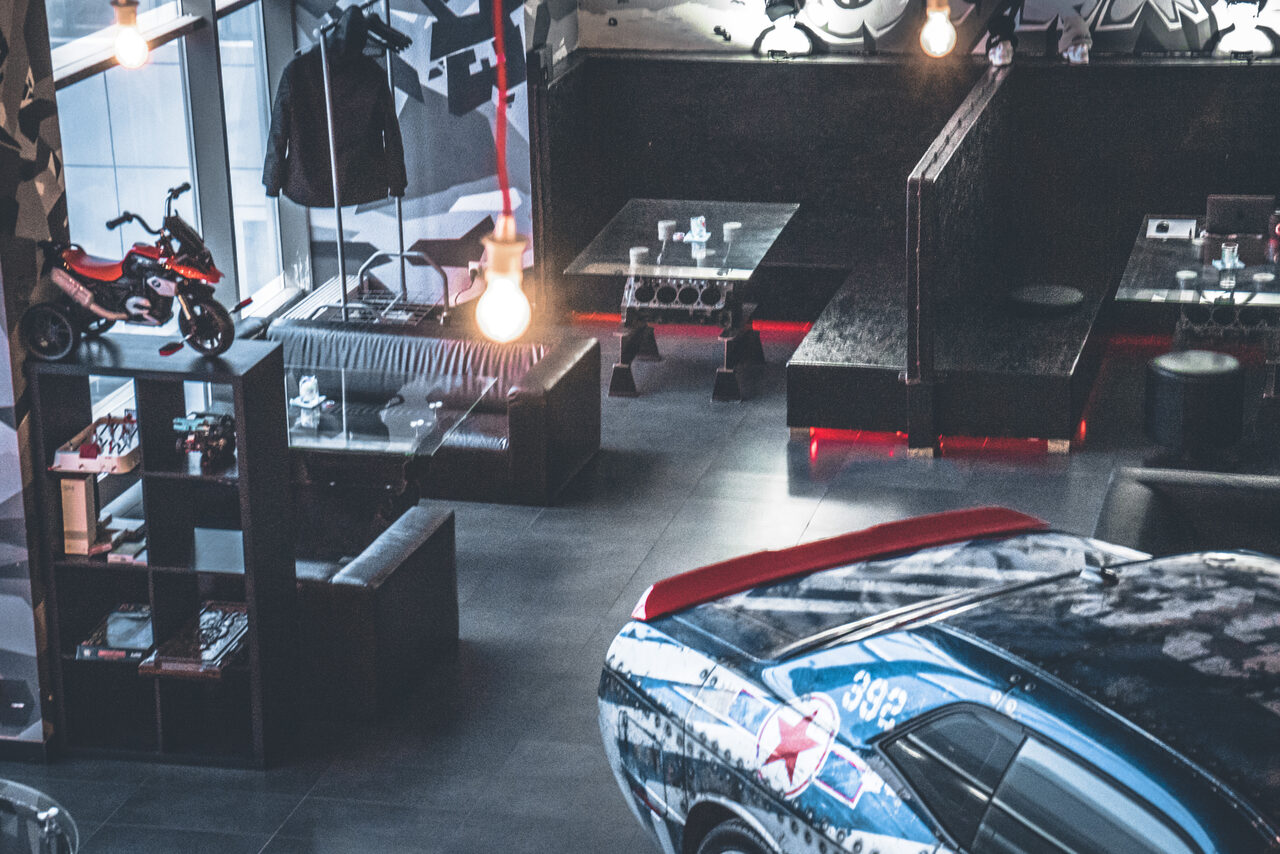 Арендовать Лофт с авторскими принтами и окнами в пол