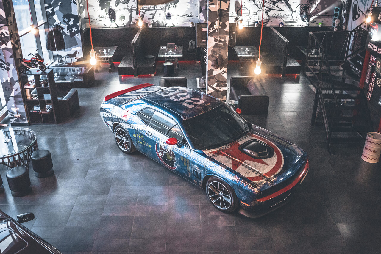 Арендовать Лофт с авторскими принтами и окнами в пол