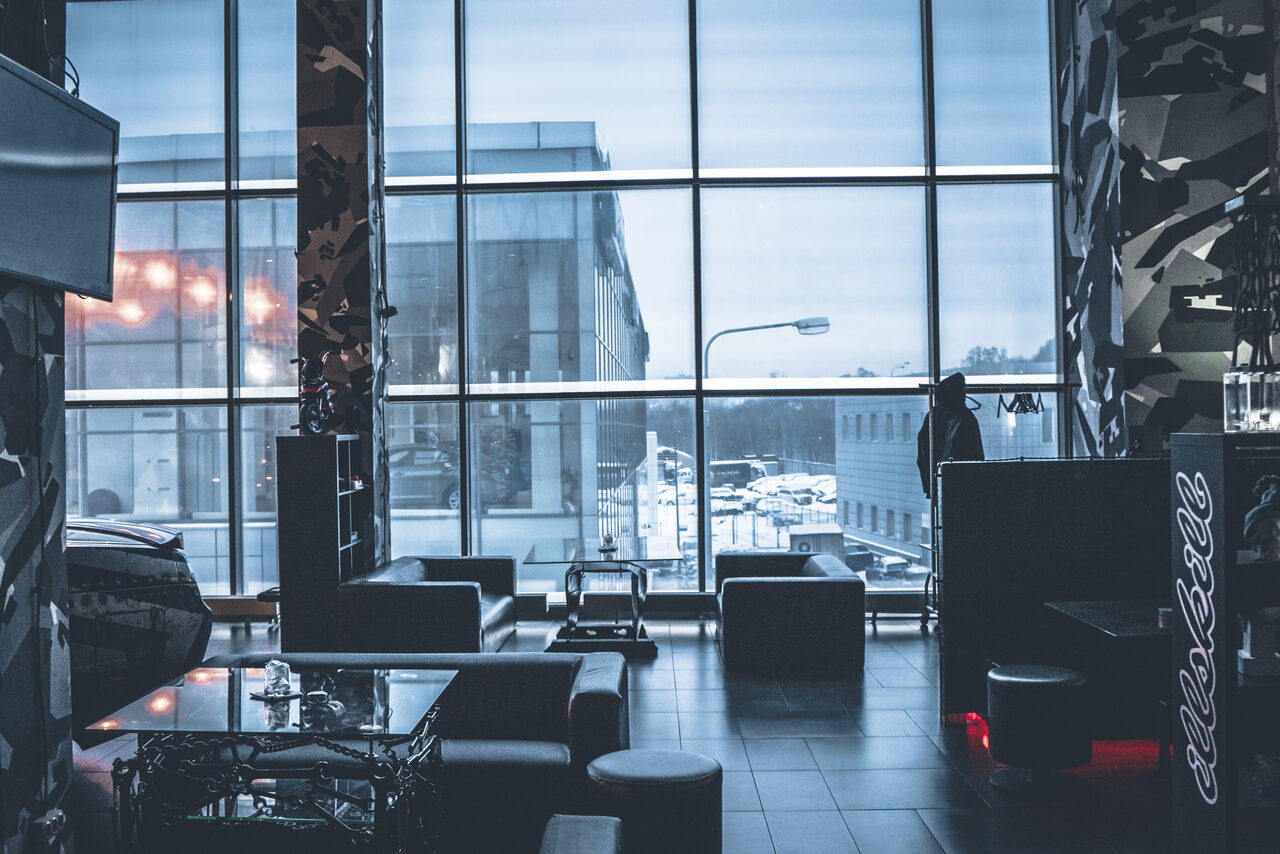 Арендовать Лофт с авторскими принтами и окнами в пол