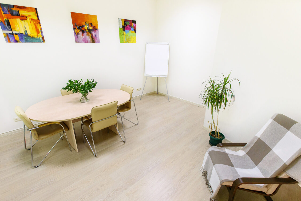 Арендовать WorkPoint Светлый кабинет с круглым столом