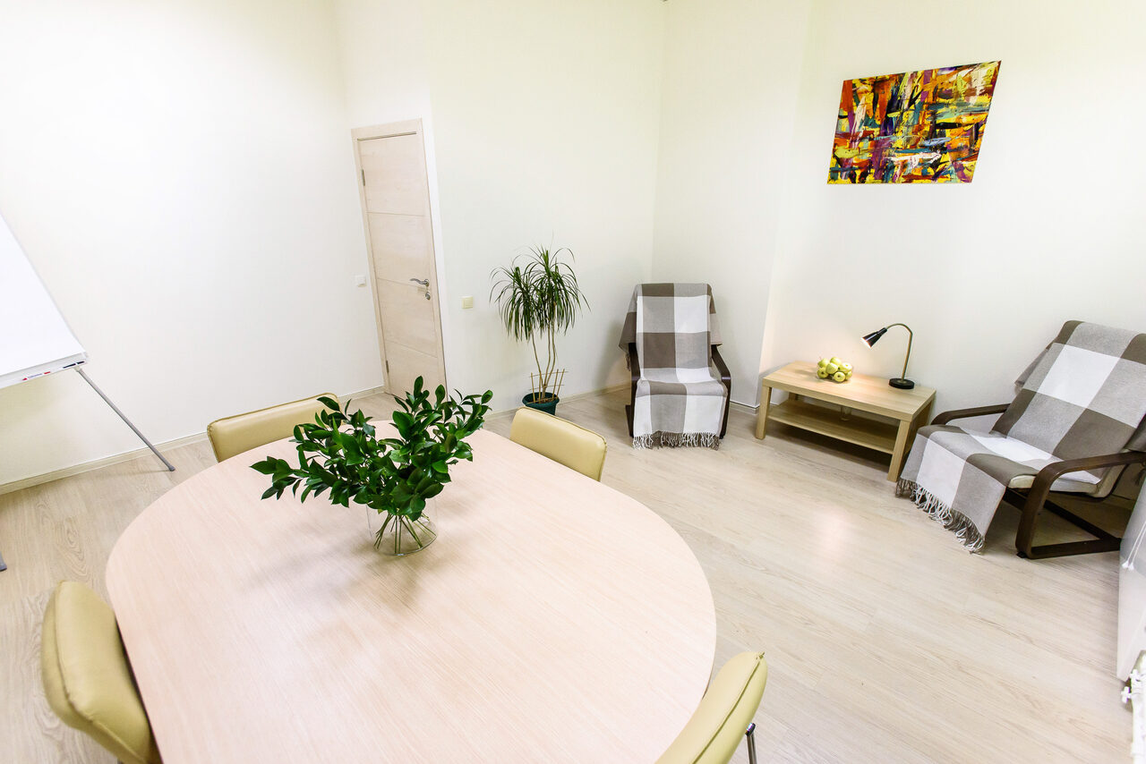 Арендовать WorkPoint Светлый кабинет с круглым столом