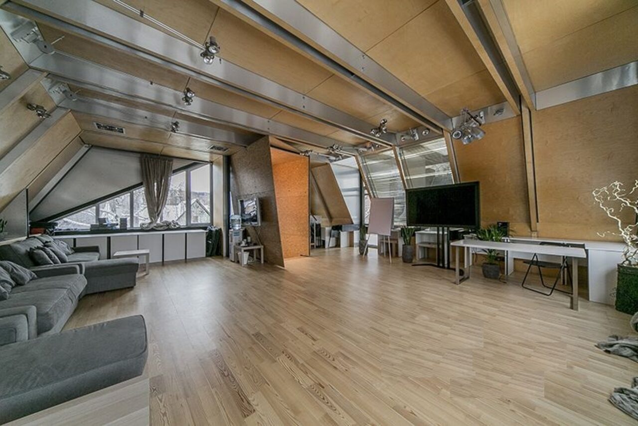 Арендовать Зал с треугольным окном для творческих встреч