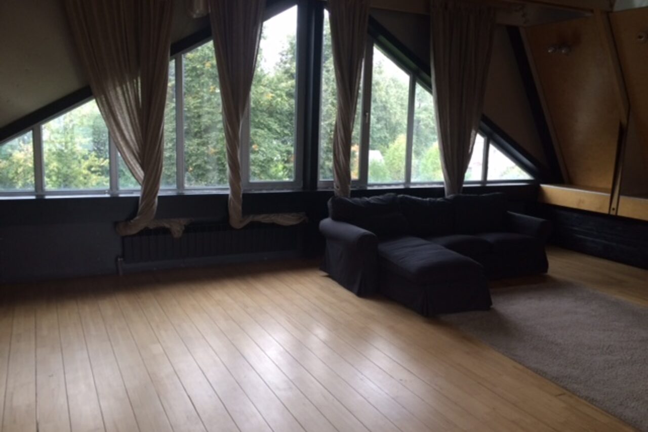 Арендовать Зал с треугольным окном для творческих встреч