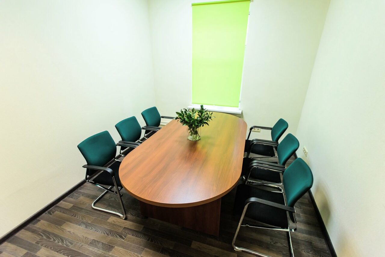 Арендовать WorkPoint Кабинет с овальным столом